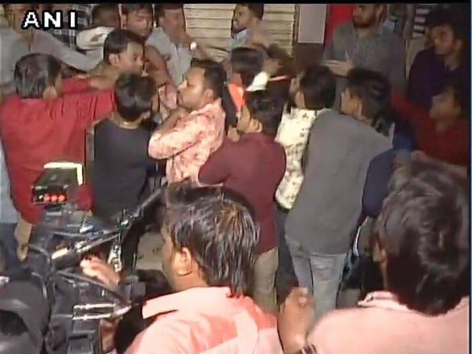 Gujarat elections - Rahul Gandhi and Hardik Patel supporters stormed into space after allotment of seats | गुजरात निवडणूक - जागा वाटपावरुन राहुल गांधी आणि हार्दिक पटेल समर्थकांमध्ये तुफान राडा Gujarat elections - Rahul Gandhi and Hardik Patel supporters stormed into space after allotment of seats | गुजरात निवडणूक - जागा वाटपावरुन राहुल गांधी आणि हार्दिक पटेल समर्थकांमध्ये तुफान राडा