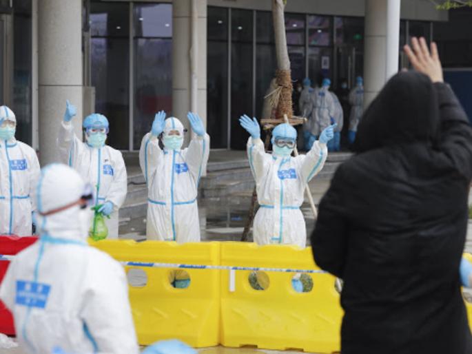 Fifteen members of the same family were free from corona rsg | एकाच कुटुंबातील 15 जण झाले काेराेनामुक्त ; 92 वर्षांच्या आजीचा देखील समावेश Fifteen members of the same family were free from corona rsg | एकाच कुटुंबातील 15 जण झाले काेराेनामुक्त ; 92 वर्षांच्या आजीचा देखील समावेश