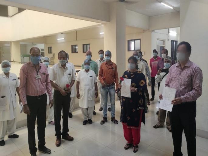 corona virus :.. Finally the first patients of corona in the state get rid of the 'corona' struggle | corona virus : .. अखेर राज्यातील पहिल्या कोरोना बाधित रुग्णांची ‘खडतर’ संघर्षातून मुक्तता corona virus :.. Finally the first patients of corona in the state get rid of the 'corona' struggle | corona virus : .. अखेर राज्यातील पहिल्या कोरोना बाधित रुग्णांची ‘खडतर’ संघर्षातून मुक्तता