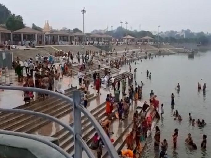 After the solar eclipse, a crowd of devotees take bath at the Goda bank | सूर्यग्रहणानंतर गोदाकाठावर स्नानासाठी भाविकांची गर्दी After the solar eclipse, a crowd of devotees take bath at the Goda bank | सूर्यग्रहणानंतर गोदाकाठावर स्नानासाठी भाविकांची गर्दी