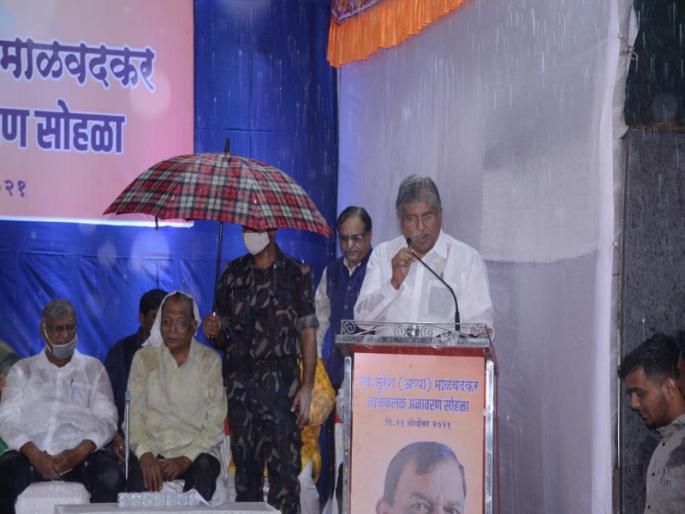 Now Chandrakant Patil's speech in full swing | Video: आता चंद्रकांत पाटलांचेही भरपावसात भाषण Now Chandrakant Patil's speech in full swing | Video: आता चंद्रकांत पाटलांचेही भरपावसात भाषण