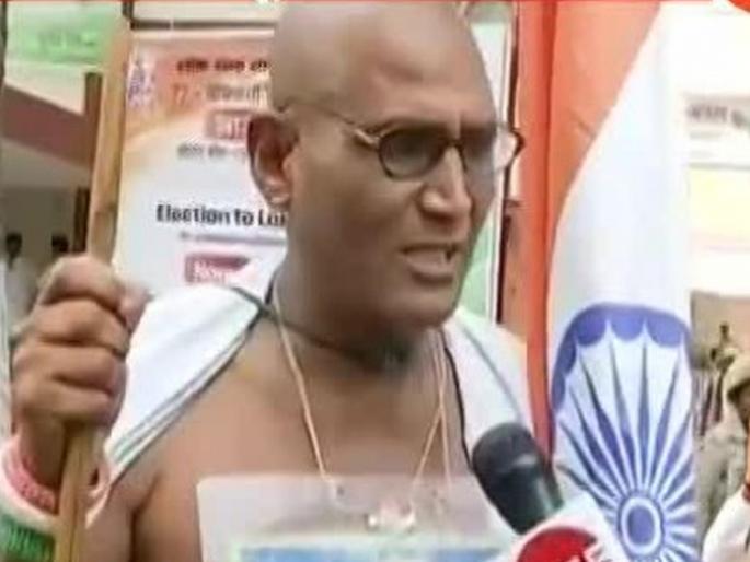 Latur's Patil against Modi in Varanasi; Promoting Gandhiji's costumes | वाराणसीत मोदींविरोधात लातूरचे पाटील; गांधीजींच्या वेशभूषेत प्रचार Latur's Patil against Modi in Varanasi; Promoting Gandhiji's costumes | वाराणसीत मोदींविरोधात लातूरचे पाटील; गांधीजींच्या वेशभूषेत प्रचार