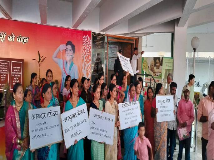 MLAs, commissioners give work orders, or else resign Women's Manapat Thiya in Mehrun | आमदार, आयुक्त वर्कऑर्डर द्या, नाही तर राजीनामा द्या! मेहरुणमधील महिलांचा मनपात ठिय्या MLAs, commissioners give work orders, or else resign Women's Manapat Thiya in Mehrun | आमदार, आयुक्त वर्कऑर्डर द्या, नाही तर राजीनामा द्या! मेहरुणमधील महिलांचा मनपात ठिय्या