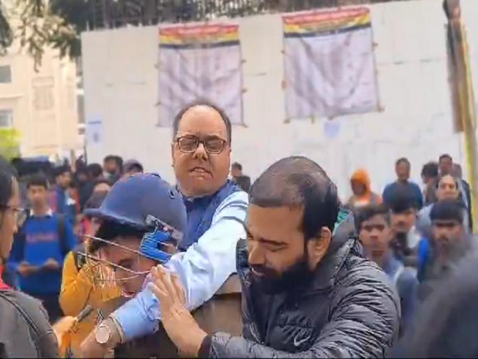 BPSC Exam 2024: Uproar over BPSC paper leak in Patna, District Collector slaps candidate | पाटण्यात BPSC पेपर लीकवरुन गोंधळ, जिल्हाधिकाऱ्यांनी उमेदवाराला मारली चापट BPSC Exam 2024: Uproar over BPSC paper leak in Patna, District Collector slaps candidate | पाटण्यात BPSC पेपर लीकवरुन गोंधळ, जिल्हाधिकाऱ्यांनी उमेदवाराला मारली चापट
