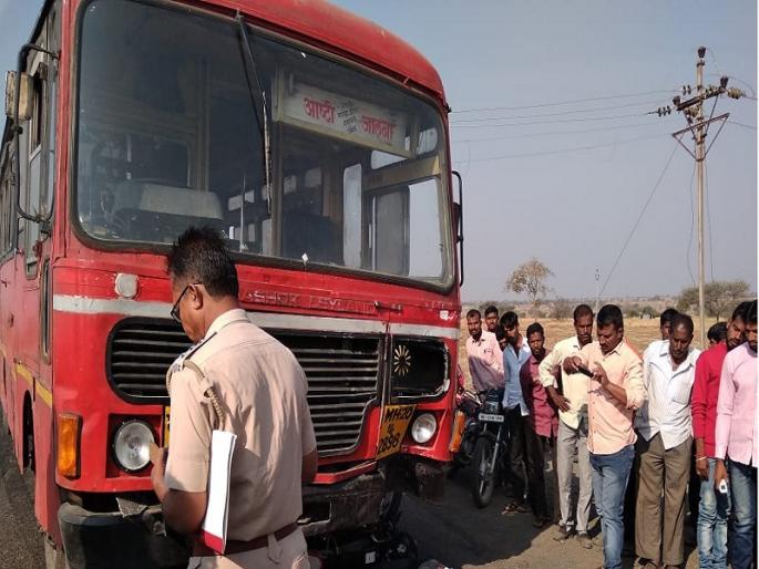 Biker died in bus accident near Patoda | पाटोद्याजवळ भरधाव बसने दुचाकीस्वारास चिरडले Biker died in bus accident near Patoda | पाटोद्याजवळ भरधाव बसने दुचाकीस्वारास चिरडले