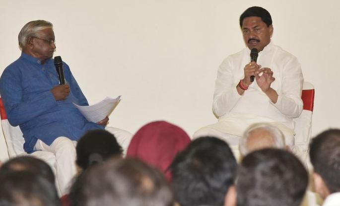 What was the need to dance to Hemamalini at the MP's Festival? | खासदार महोत्सवात हेमामालिनीला नाचविण्याची गरजच काय होती?