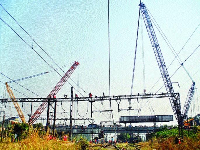 Demolition of Kalyan Patri bridge | धोकादायक पत्रीपूल पाडला!; कल्याणचा लँडमार्क झाला इतिहासजमा Demolition of Kalyan Patri bridge | धोकादायक पत्रीपूल पाडला!; कल्याणचा लँडमार्क झाला इतिहासजमा