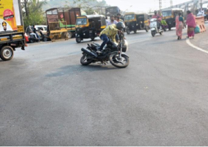 The descent of the new bridge is dangerous, even on the way to Dombivali | नव्या पत्रीपुलाचा उतार धोकादायक, डोंबिवलीकडे जाणाऱ्या मार्गावरही वाहनचालकांची कसरत