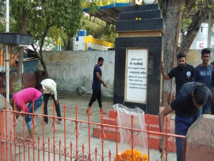 Patriots are being cleansed of monuments | स्मारकांच्या स्वच्छतेने केली जातेय देशभक्ती