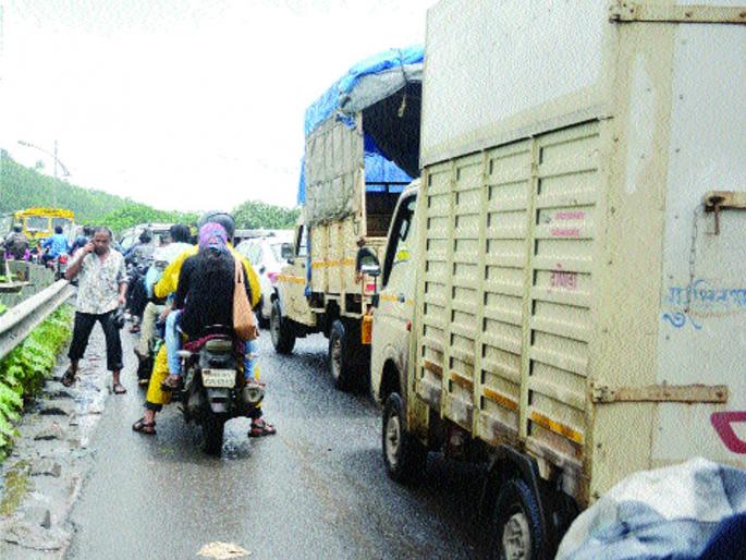 Protest against the slow work of Patripul | पत्रीपुलाच्या संथ कामाविरोधात आंदोलन, मनसेकडून मुंडण Protest against the slow work of Patripul | पत्रीपुलाच्या संथ कामाविरोधात आंदोलन, मनसेकडून मुंडण