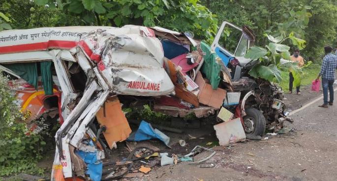 Two killed in ambulance and truck accident | रुग्णवाहिका व ट्रकच्या अपघातात दोन ठार; दोन गंभीर जखमी
