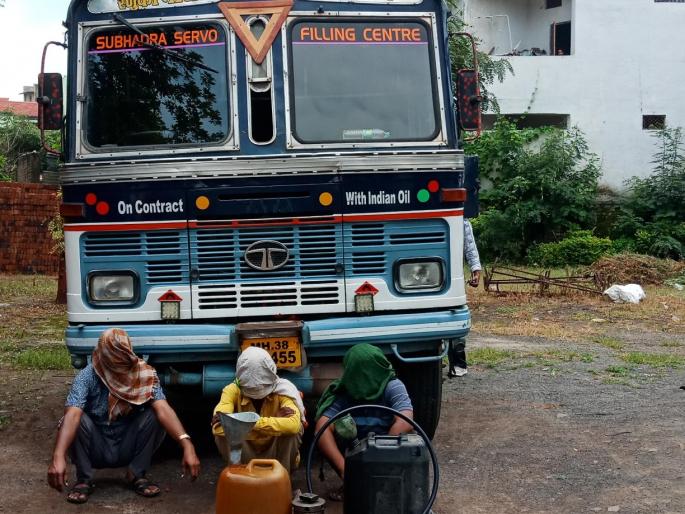 Exposed diesel-black market in patur | पातुर : माजी नगराध्यक्षाच्या ढाब्यावरील डीझेलच्या काळयाबाजाराचा पर्दाफाश  Exposed diesel-black market in patur | पातुर : माजी नगराध्यक्षाच्या ढाब्यावरील डीझेलच्या काळयाबाजाराचा पर्दाफाश