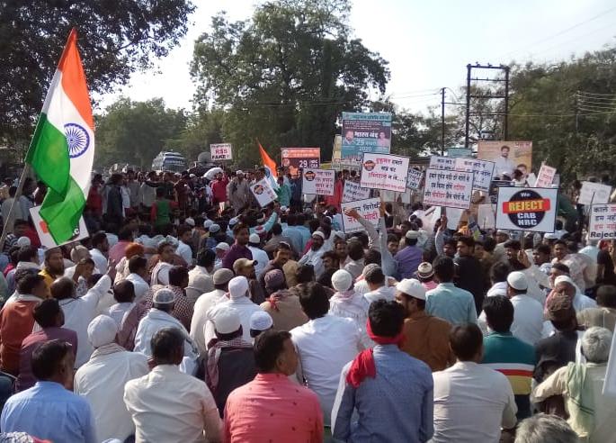 Bharat Bandh: Stop the Path in Patur; Thousands of citizens on the street | भारत बंद : पातूरात रास्ता रोको; हजारो नागरिक रस्त्यावर Bharat Bandh: Stop the Path in Patur; Thousands of citizens on the street | भारत बंद : पातूरात रास्ता रोको; हजारो नागरिक रस्त्यावर