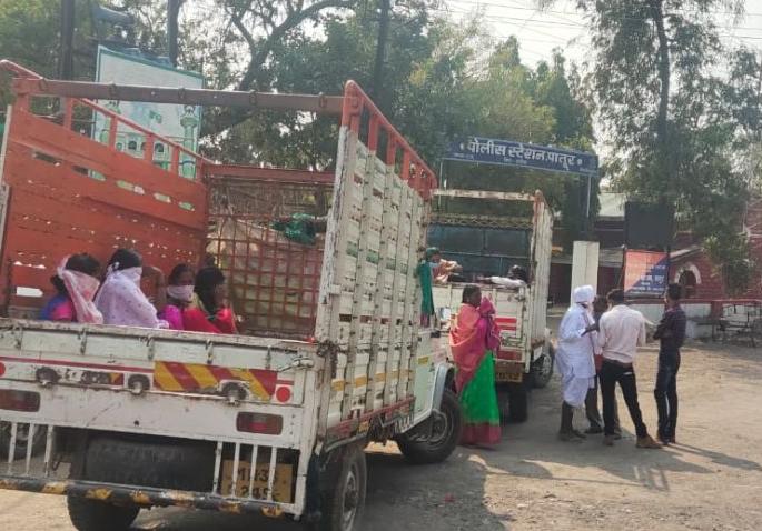 Marriage party from Hingoli reached Patur police station instead of Marrige ceremony | हिंगोली येथून निघालेले वऱ्हाडी लग्नाऐवजी पोहोचले पातूर पोलीस ठाण्यात Marriage party from Hingoli reached Patur police station instead of Marrige ceremony | हिंगोली येथून निघालेले वऱ्हाडी लग्नाऐवजी पोहोचले पातूर पोलीस ठाण्यात