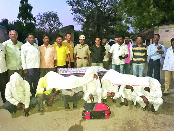The gang of seven people rushing money | पैशांचा पाऊस पाडणारी सात जणांची टोळी गजाआड The gang of seven people rushing money | पैशांचा पाऊस पाडणारी सात जणांची टोळी गजाआड