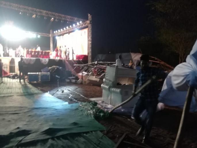 Rainfall with windy winds in Pune area | पुणे परिसरात वादळी वाऱ्यासह पाऊस :मुख्यमंत्र्यांच्या सभेचे बॅनर कोसळले