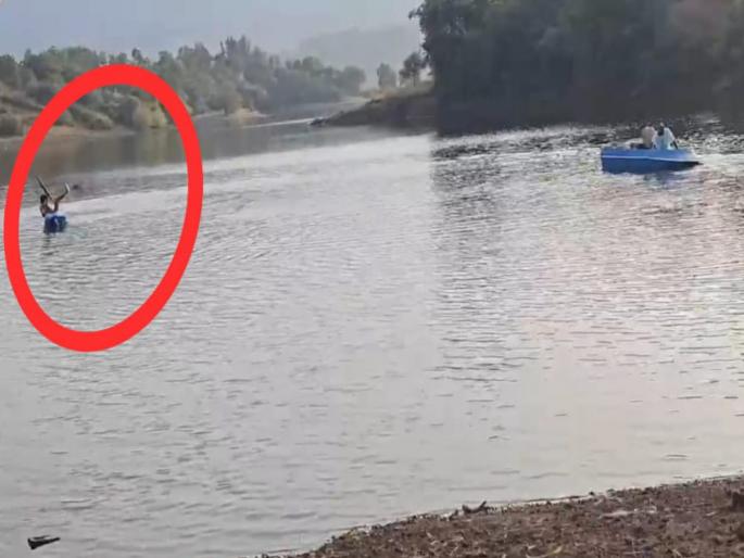 No negligence; 2 youths drowned in Pavana Dam while taking a boat for a walk | निष्काळजीपणा नडला; पवना धरणात बोट घेऊन फेरफटका मारण्यासाठी गेलेल्या २ तरुणांचा बुडून मृत्यू No negligence; 2 youths drowned in Pavana Dam while taking a boat for a walk | निष्काळजीपणा नडला; पवना धरणात बोट घेऊन फेरफटका मारण्यासाठी गेलेल्या २ तरुणांचा बुडून मृत्यू