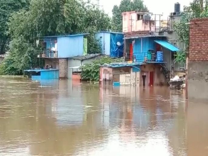 Pimpri - Chinchwad's life disrupted; Water seeped into temples, gardens and huts | पिंपरी - चिंचवडचे जनजीवन विस्कळीत; मंदिरे, उद्यानं आणि झोपड्यांमध्ये शिरले पाणी Pimpri - Chinchwad's life disrupted; Water seeped into temples, gardens and huts | पिंपरी - चिंचवडचे जनजीवन विस्कळीत; मंदिरे, उद्यानं आणि झोपड्यांमध्ये शिरले पाणी