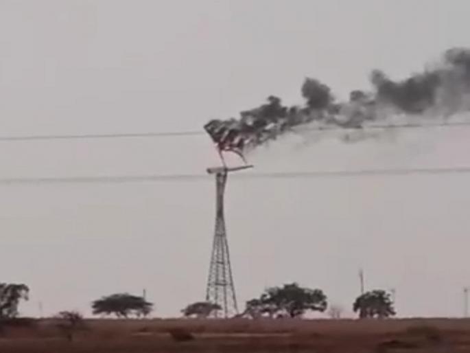 Windmill caught fire due to lightning strike in Sakat area, panic among people | साकत परिसरात वीज कोसळल्याने पवनचक्कीला आग, लोकांमध्ये भीतीचे वातावरण Windmill caught fire due to lightning strike in Sakat area, panic among people | साकत परिसरात वीज कोसळल्याने पवनचक्कीला आग, लोकांमध्ये भीतीचे वातावरण