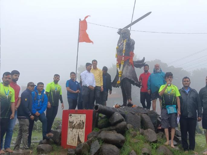 Hill Riders Foundation 68th Panhala to Pawankhind trek begins | Kolhapur: दाट धुके, पावसाच्या सरी अन् 'जय भवानी..जय शिवाजी'च्या जयघोषात पन्हाळा-पावनखिंड मोहिमेला प्रारंभ Hill Riders Foundation 68th Panhala to Pawankhind trek begins | Kolhapur: दाट धुके, पावसाच्या सरी अन् 'जय भवानी..जय शिवाजी'च्या जयघोषात पन्हाळा-पावनखिंड मोहिमेला प्रारंभ