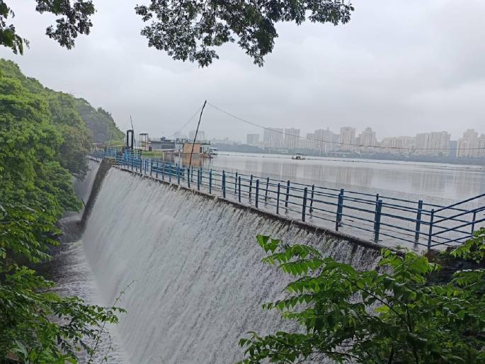 Powai lake started overflowing The water of this lake is not suitable for drinking and is mainly used for industrial purposes | पवई तलाव भरुन वाहू लागला ! या तलावाचे पाणी हे पिण्यायोग्य नसल्याने प्रामुख्याने औद्योगिक बाबींसाठी वापरात येते Powai lake started overflowing The water of this lake is not suitable for drinking and is mainly used for industrial purposes | पवई तलाव भरुन वाहू लागला ! या तलावाचे पाणी हे पिण्यायोग्य नसल्याने प्रामुख्याने औद्योगिक बाबींसाठी वापरात येते