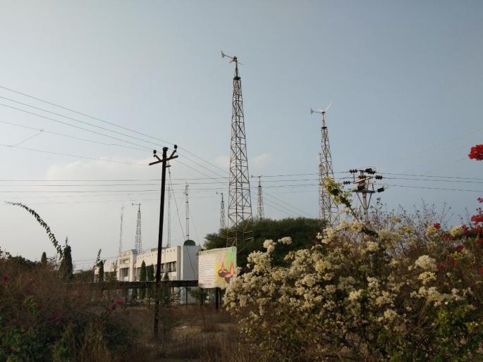 Washim's administrative offices wind power plants blades break | वाशिमच्या प्रशासकीय कार्यालयांवरील पवनऊर्जा संयंत्रांचे तुटले पाते! Washim's administrative offices wind power plants blades break | वाशिमच्या प्रशासकीय कार्यालयांवरील पवनऊर्जा संयंत्रांचे तुटले पाते!