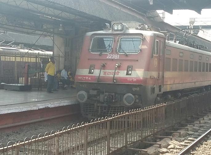 Train Children, Older Entry to the Railway - Railway Administration | लहान मुले, वयोवृद्ध यांना रेल्वेत प्रवेश द्या - रेल्वे प्रशासन Train Children, Older Entry to the Railway - Railway Administration | लहान मुले, वयोवृद्ध यांना रेल्वेत प्रवेश द्या - रेल्वे प्रशासन