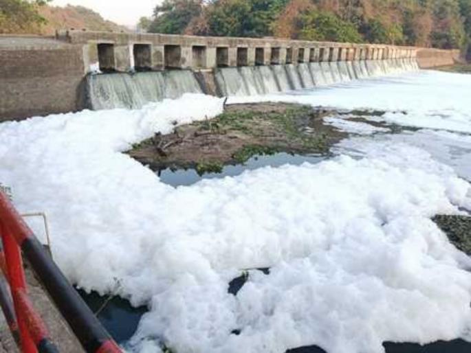 Pimpri Chinchwad Pavana River polluted again; Thergaon Kejudevi Dam overflows again | पवना नदी पुन्हा प्रदूषित; थेरगाव केजुदेवी बंधारा पुन्हा फेसाळला