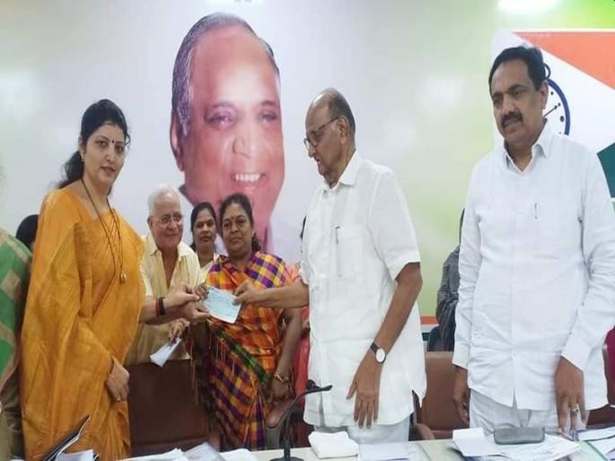 A month long retirement salary for a deceased police husband | दिवंगत पोलीस पतीचे मिळणारे एका महिन्याचे निवृत्ती वेतन पुरग्रस्तांना देऊन केली मदत A month long retirement salary for a deceased police husband | दिवंगत पोलीस पतीचे मिळणारे एका महिन्याचे निवृत्ती वेतन पुरग्रस्तांना देऊन केली मदत