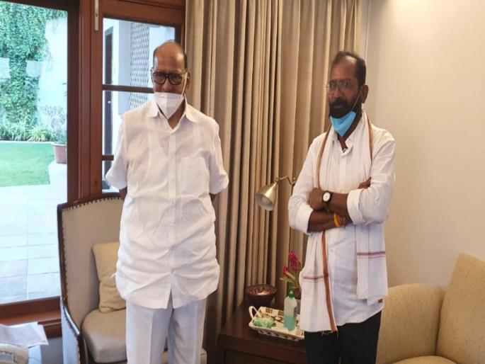 ... The loyalty of the farmer who walked 600 km is successful; Appointment time given by Sharad Pawar | ६०० किमी चालत आलेल्या शेतकऱ्याची निष्ठा सफळ;शरद पवारांनी भेटीसाठी दिला तब्बल दीड तास वेळ ... The loyalty of the farmer who walked 600 km is successful; Appointment time given by Sharad Pawar | ६०० किमी चालत आलेल्या शेतकऱ्याची निष्ठा सफळ;शरद पवारांनी भेटीसाठी दिला तब्बल दीड तास वेळ