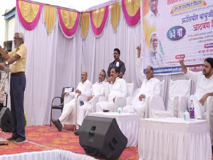 Surrender or fight, Sharad Pawar raised his hand to fight and the crowd gave a spontaneous response | आपण लढायचं.., शरद पवारांनी उंचावला हात; जनसमुदायाने दिला उत्स्फूर्त प्रतिसाद 