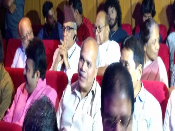 Vinod Tawde and Sharad Pawar's different stand about cultural programme | विनोद तावडेंची दांडी तर शरद पवारांचा डबल धमाका Vinod Tawde and Sharad Pawar's different stand about cultural programme | विनोद तावडेंची दांडी तर शरद पवारांचा डबल धमाका