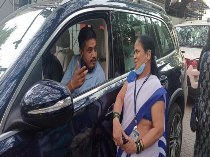 ... so then Rohit Pawar took a selfie ..! The joy of 'that' aunt was overwhelmed | ...म्हणून मग रोहित पवारांनीच काढला 'तो' सेल्फी..! अन् 'मावशीं'च्या आनंदाला उरला नाही पारावार ... so then Rohit Pawar took a selfie ..! The joy of 'that' aunt was overwhelmed | ...म्हणून मग रोहित पवारांनीच काढला 'तो' सेल्फी..! अन् 'मावशीं'च्या आनंदाला उरला नाही पारावार