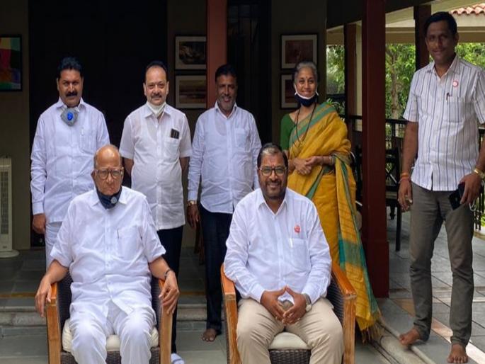 Swabhimani Shetkari Sanghatna 'friendship' with NCP break? Raju Shetty will be march for milk rate in baramati | राष्ट्रवादी काँग्रेस व स्वाभिमानीच्या 'मैत्री' पर्वाला छेद? दुधदरासाठी राजु शेट्टी बारामतीत काढणार मोर्चा