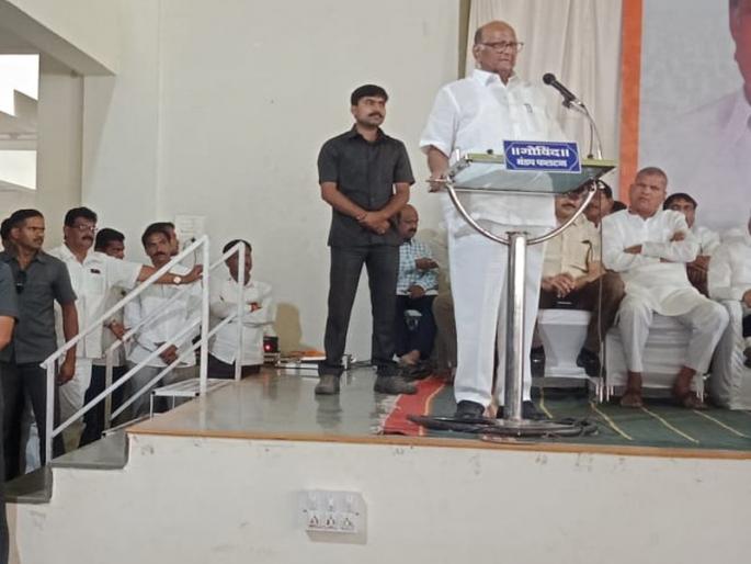 NCP workers protested in front of Sharad Pawar | शरद पवार यांच्यासमोरच राष्ट्रवादीचे कार्यकर्ते आमने-सामने, भाषणही रोखले NCP workers protested in front of Sharad Pawar | शरद पवार यांच्यासमोरच राष्ट्रवादीचे कार्यकर्ते आमने-सामने, भाषणही रोखले