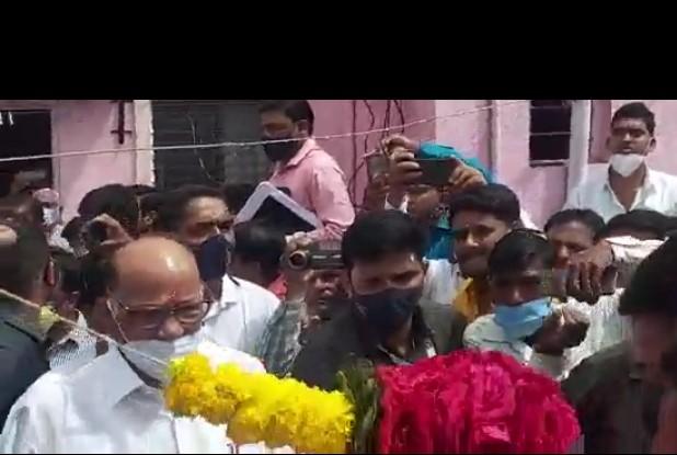 Sharad Pawar saw Nilesh Lanka's house | शरद पवार यांनी पाहिले निलेश लंके यांचे घर Sharad Pawar saw Nilesh Lanka's house | शरद पवार यांनी पाहिले निलेश लंके यांचे घर