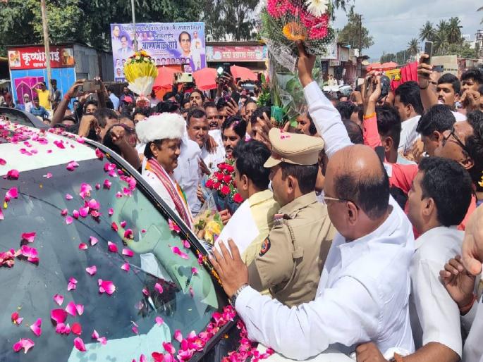 JCB showers flowers on Ajit Pawar Welcome everywhere on the highway in Satara district | अजित पवार यांच्यावर जेसीबीतून फुलांचा वर्षाव; सातारा जिल्ह्यात महामार्गावर ठिकठिकाणी स्वागत JCB showers flowers on Ajit Pawar Welcome everywhere on the highway in Satara district | अजित पवार यांच्यावर जेसीबीतून फुलांचा वर्षाव; सातारा जिल्ह्यात महामार्गावर ठिकठिकाणी स्वागत