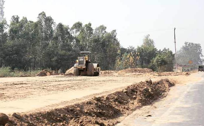 Pay compensation to the farmers for land acquisition | शेतकऱ्यांना भूसंपादनाचा मोबदला देण्याची लगबग Pay compensation to the farmers for land acquisition | शेतकऱ्यांना भूसंपादनाचा मोबदला देण्याची लगबग