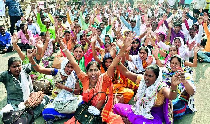 Pay Scale instead of remuneration: morcha | मानधन ऐवजी वेतनश्रेणी द्या : अनुदानित वसतिगृह कर्मचाऱ्यांचा मोर्चा Pay Scale instead of remuneration: morcha | मानधन ऐवजी वेतनश्रेणी द्या : अनुदानित वसतिगृह कर्मचाऱ्यांचा मोर्चा