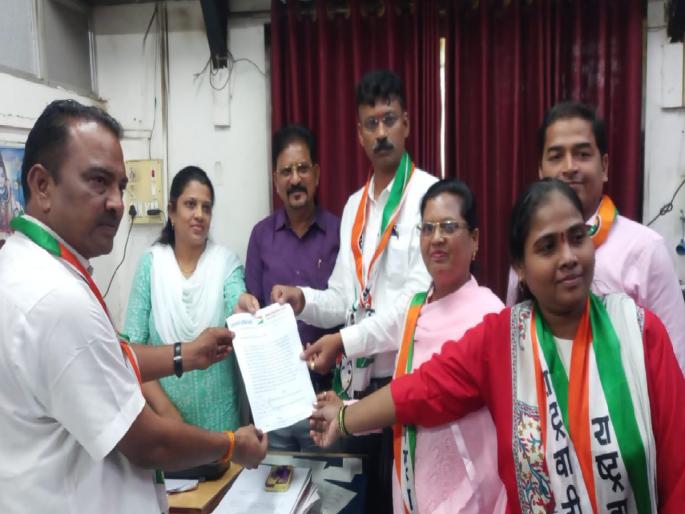 Spraying dust not smoke in Badlapur NCP's demand to file a case against the current health officials | बदलापूरात धूर नव्हे 'धूळ' फवारणी? तत्कालिन आरोग्य अधिकाऱ्यांविरोधात गुन्हा दाखल करण्याची राष्ट्रवादीची मागणी Spraying dust not smoke in Badlapur NCP's demand to file a case against the current health officials | बदलापूरात धूर नव्हे 'धूळ' फवारणी? तत्कालिन आरोग्य अधिकाऱ्यांविरोधात गुन्हा दाखल करण्याची राष्ट्रवादीची मागणी