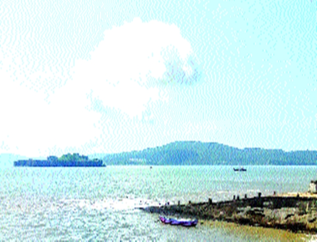 The bustling valley port is deserted due to lack of tourists | गजबजलेले खोरा बंदर पर्यटकांअभावी सुनेसुने The bustling valley port is deserted due to lack of tourists | गजबजलेले खोरा बंदर पर्यटकांअभावी सुनेसुने