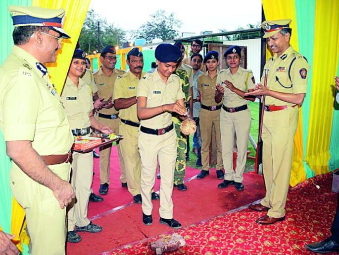 CP stand by and PC inaugurate the Lawn | नागपुरात सीपी थांबले बाजूला , पीसींनी केले लॉनचे उद्घाटन CP stand by and PC inaugurate the Lawn | नागपुरात सीपी थांबले बाजूला , पीसींनी केले लॉनचे उद्घाटन