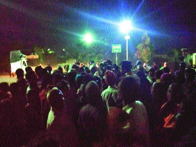 The stone-throwing against the airport at Echapur | एखतपूरला विमानतळविरोधात दगडफेक The stone-throwing against the airport at Echapur | एखतपूरला विमानतळविरोधात दगडफेक