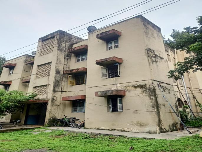 No guarantee of family safety; 52 houses out of 60 flats vacant | कुटुंबीयांच्या सुरक्षेची नाही हमी; ६० सदनिकांपैकी ५२ घरे रिकामी No guarantee of family safety; 52 houses out of 60 flats vacant | कुटुंबीयांच्या सुरक्षेची नाही हमी; ६० सदनिकांपैकी ५२ घरे रिकामी