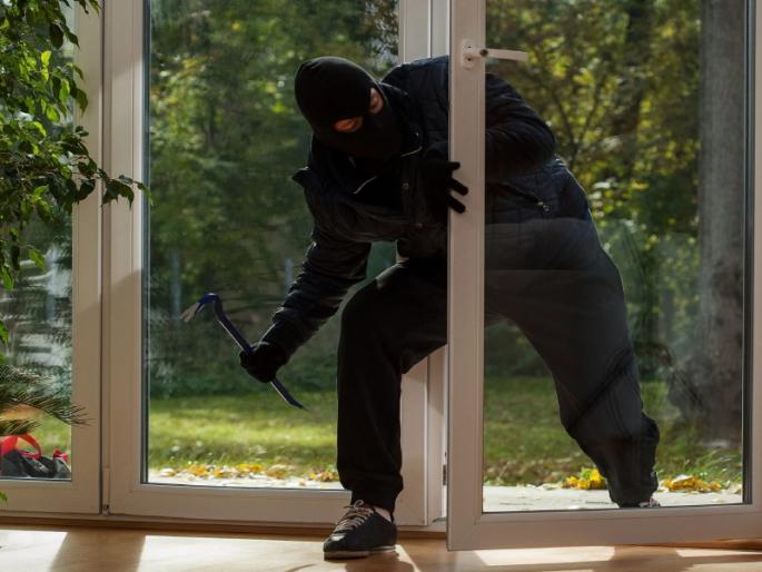 Robbery in broad daylight on the assumption that black money was hidden in the house | हे तर इन्कम टॅक्सच्या पुढचे निघाले; काळा पैसा दडवल्याचे समजून भरदिवसा टाकला दरोडा Robbery in broad daylight on the assumption that black money was hidden in the house | हे तर इन्कम टॅक्सच्या पुढचे निघाले; काळा पैसा दडवल्याचे समजून भरदिवसा टाकला दरोडा