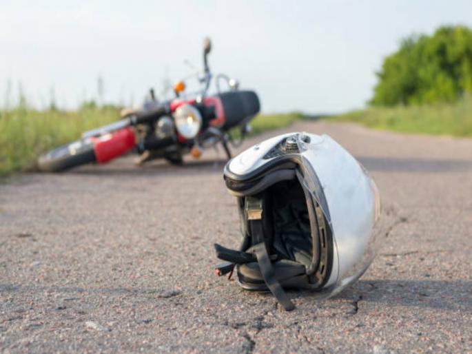Three on a bike one dies after falling while riding at high speed two are in critical condition | एका दुचाकीवर तिघे; भरधाव वेगात चालवल्याने घसरून एकाचा मृत्यू, दोघे गंभीर