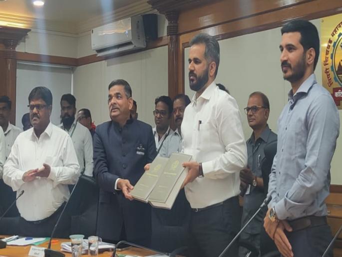 There are no new announcements this year Pimpri Chinchwad Municipal Corporation budget presented; 8 thousand crores plan | यंदा नव्या घोषणा नाहीत; पिंपरी चिंचवड महापालिकेचे बजेट सादर; आराखडा ८ हजार कोटींचा There are no new announcements this year Pimpri Chinchwad Municipal Corporation budget presented; 8 thousand crores plan | यंदा नव्या घोषणा नाहीत; पिंपरी चिंचवड महापालिकेचे बजेट सादर; आराखडा ८ हजार कोटींचा