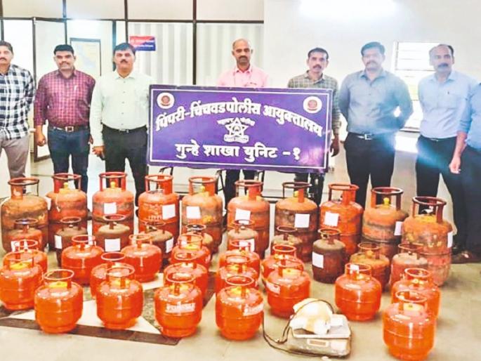 General dismay at price hikes However, the black market of lpg gas continues | Pimpri Chinchwad Crime | दरवाढीने सामान्य बेजार तरीही गॅसचा काळाबाजार सुरूच General dismay at price hikes However, the black market of lpg gas continues | Pimpri Chinchwad Crime | दरवाढीने सामान्य बेजार तरीही गॅसचा काळाबाजार सुरूच