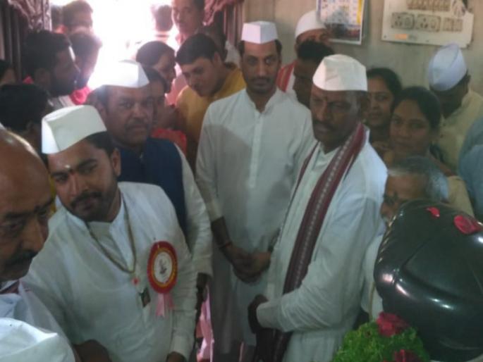 Parth Pawar and Shrirang Barne accidently meet at Dehu | देहूत पार्थ पवार आणि श्रीरंग बारणे आले आमनेसामने, पुढे घडलं असं काही Parth Pawar and Shrirang Barne accidently meet at Dehu | देहूत पार्थ पवार आणि श्रीरंग बारणे आले आमनेसामने, पुढे घडलं असं काही