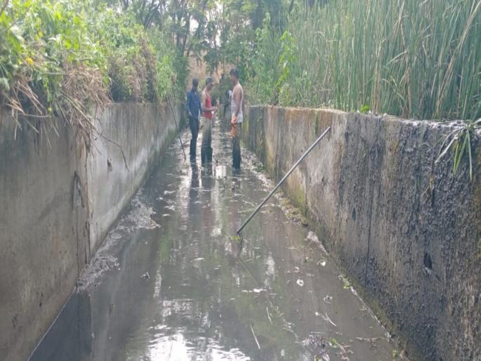 Stop playing with the lives of health workers Drain cleaning without safety equipment | PCMC Muncipal Corporation: आरोग्य कर्मचाऱ्यांच्या जीवाशी खेळणे बंद करा; सुरक्षा साधनांविना नालेसफाई Stop playing with the lives of health workers Drain cleaning without safety equipment | PCMC Muncipal Corporation: आरोग्य कर्मचाऱ्यांच्या जीवाशी खेळणे बंद करा; सुरक्षा साधनांविना नालेसफाई